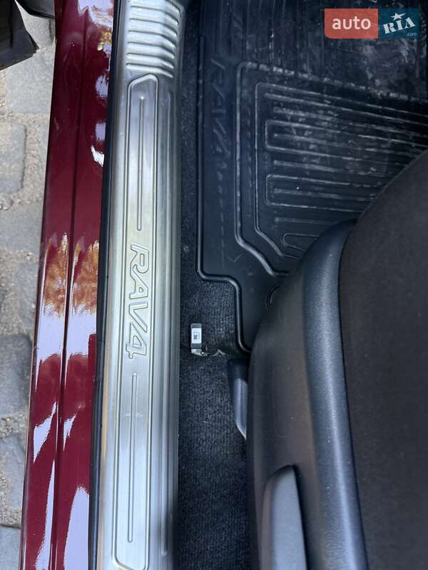 Позашляховик / Кросовер Toyota RAV4 2017 в Кам'янському