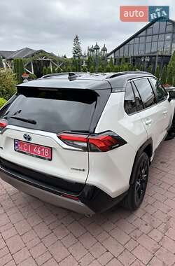 Внедорожник / Кроссовер Toyota RAV4 2022 в 