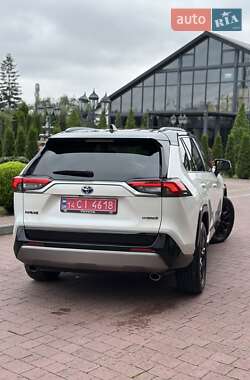 Внедорожник / Кроссовер Toyota RAV4 2022 в 
