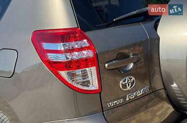 Внедорожник / Кроссовер Toyota RAV4 2011 в 