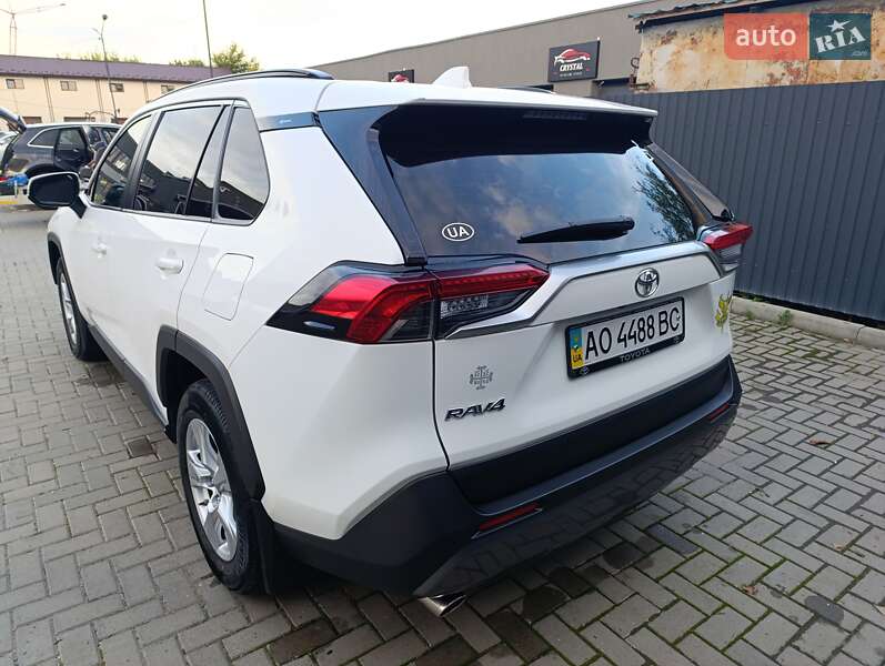 Позашляховик / Кросовер Toyota RAV4 2020 в Ужгороді