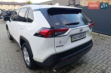 Внедорожник / Кроссовер Toyota RAV4 2020 в 