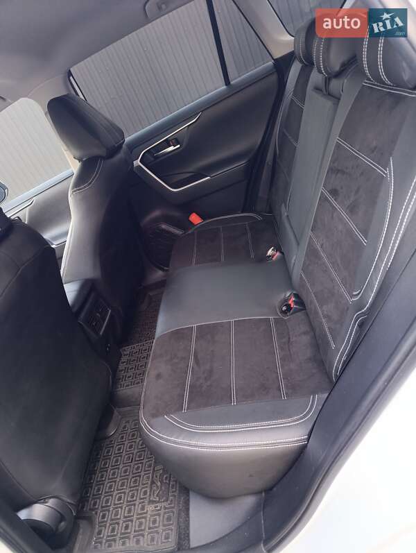 Позашляховик / Кросовер Toyota RAV4 2020 в Ужгороді