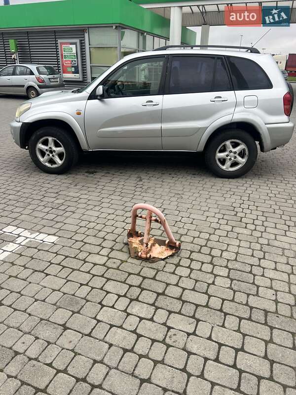 Внедорожник / Кроссовер Toyota RAV4 2004 в 