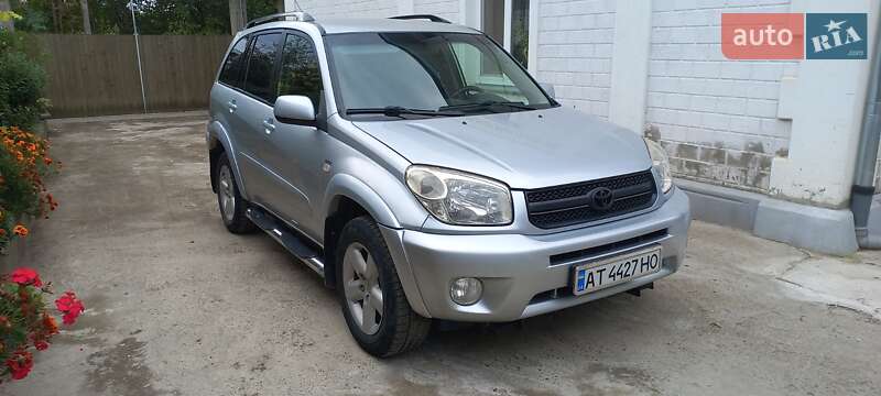 Позашляховик / Кросовер Toyota RAV4 2004 в Чернівцях
