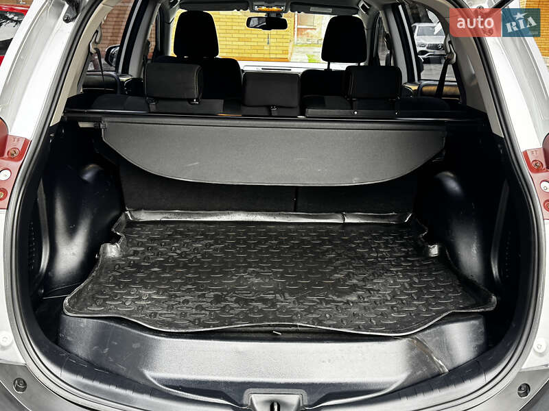 Позашляховик / Кросовер Toyota RAV4 2013 в Ромнах