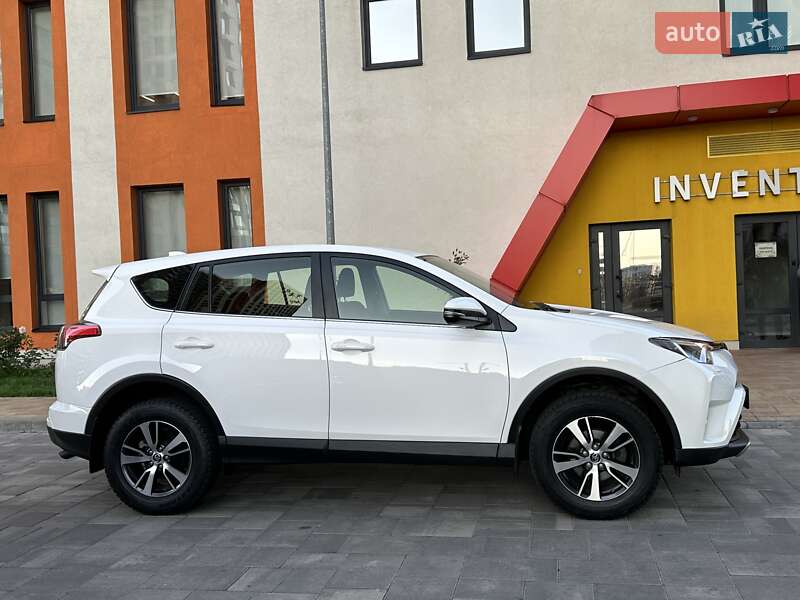 Внедорожник / Кроссовер Toyota RAV4 2017 в Киеве