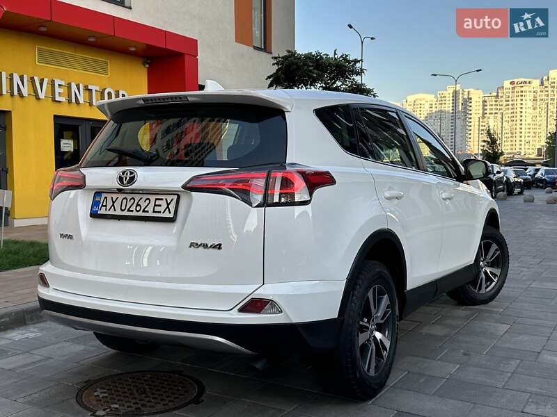 Внедорожник / Кроссовер Toyota RAV4 2017 в Киеве