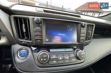 Позашляховик / Кросовер Toyota RAV4 2018 в 