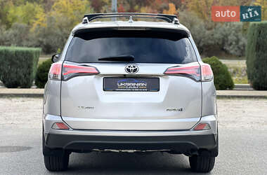 Внедорожник / Кроссовер Toyota RAV4 2018 в 