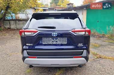 Внедорожник / Кроссовер Toyota RAV4 2023 в 