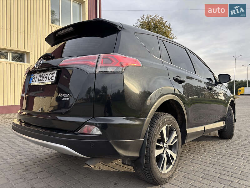Внедорожник / Кроссовер Toyota RAV4 2015 в Гадяче