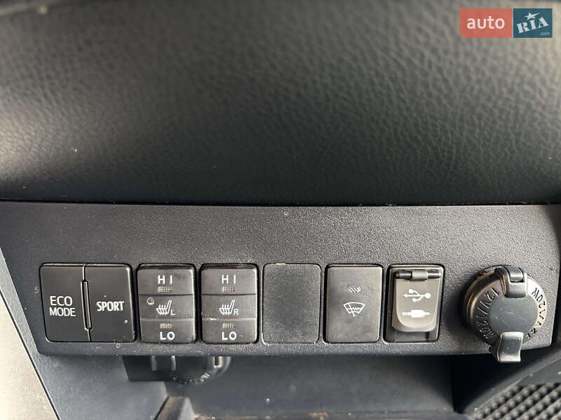 Внедорожник / Кроссовер Toyota RAV4 2015 в Гадяче