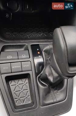 Позашляховик / Кросовер Toyota RAV4 2020 в  фото 4 Позашляховик / Кросовер Toyota RAV4 2020 в
