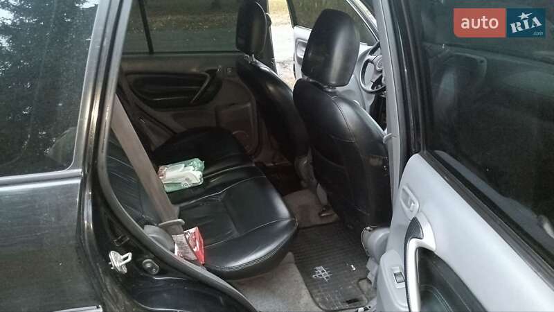 Внедорожник / Кроссовер Toyota RAV4 2004 в Краснограде