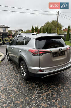 Внедорожник / Кроссовер Toyota RAV4 2017 в 