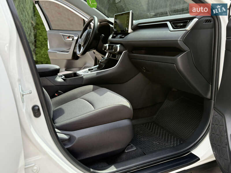 Позашляховик / Кросовер Toyota RAV4 2020 в Тульчині