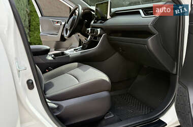 Позашляховик / Кросовер Toyota RAV4 2020 в 
