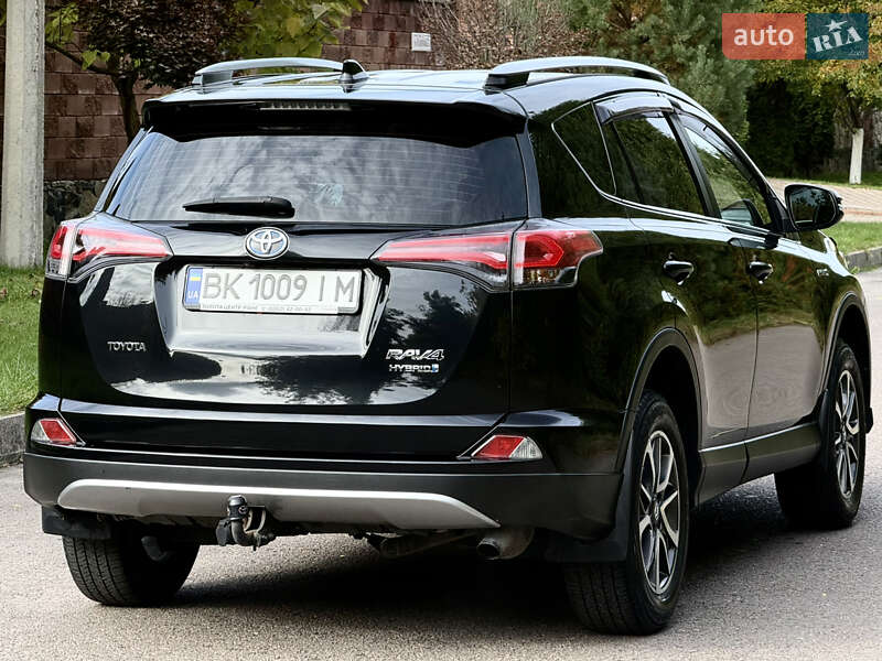 Внедорожник / Кроссовер Toyota RAV4 2017 в Ровно