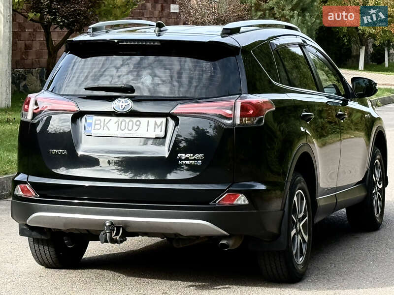 Внедорожник / Кроссовер Toyota RAV4 2017 в Ровно