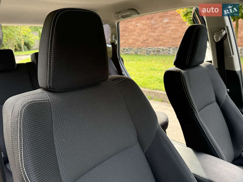 Внедорожник / Кроссовер Toyota RAV4 2017 в Ровно