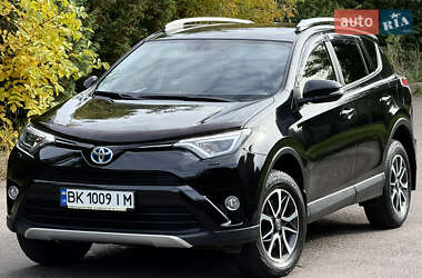 Позашляховик / Кросовер Toyota RAV4 2017 в Рівному