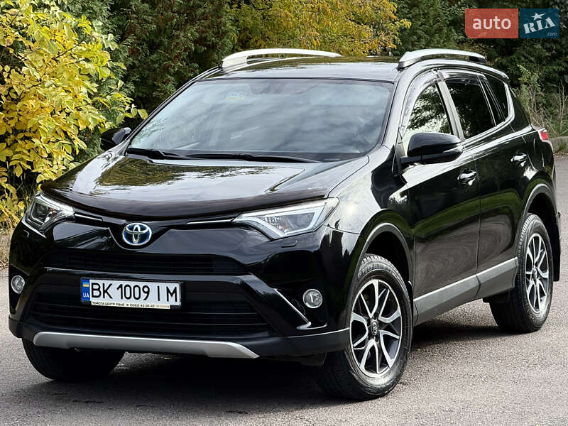 Внедорожник / Кроссовер Toyota RAV4 2017 в Ровно