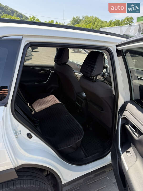 Внедорожник / Кроссовер Toyota RAV4 2019 в Черновцах