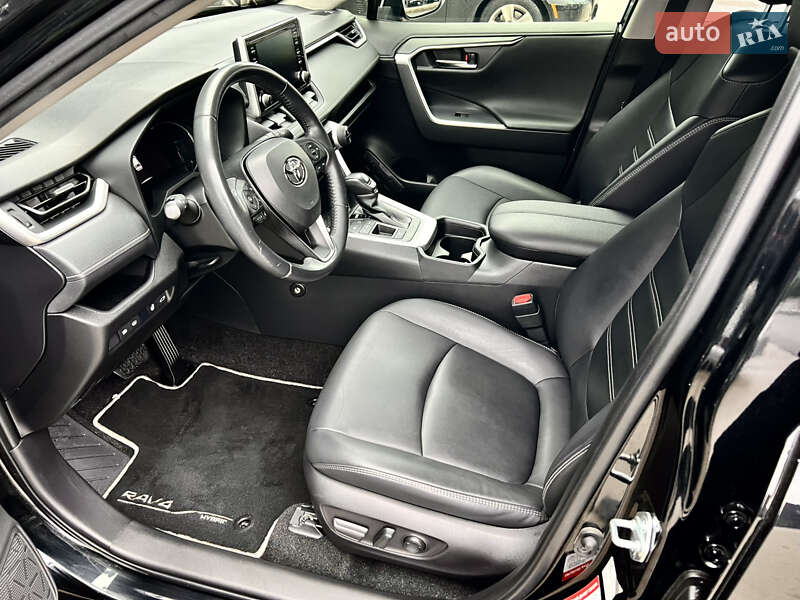 Внедорожник / Кроссовер Toyota RAV4 2020 в Киеве