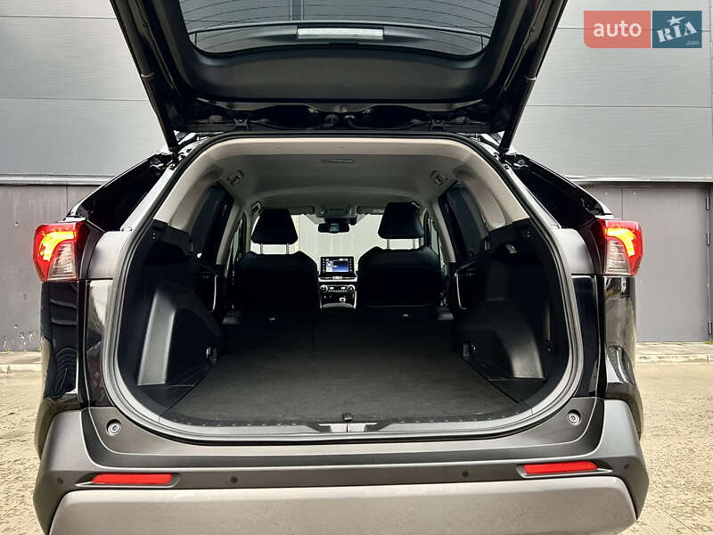 Внедорожник / Кроссовер Toyota RAV4 2020 в Киеве