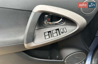 Внедорожник / Кроссовер Toyota RAV4 2006 в 