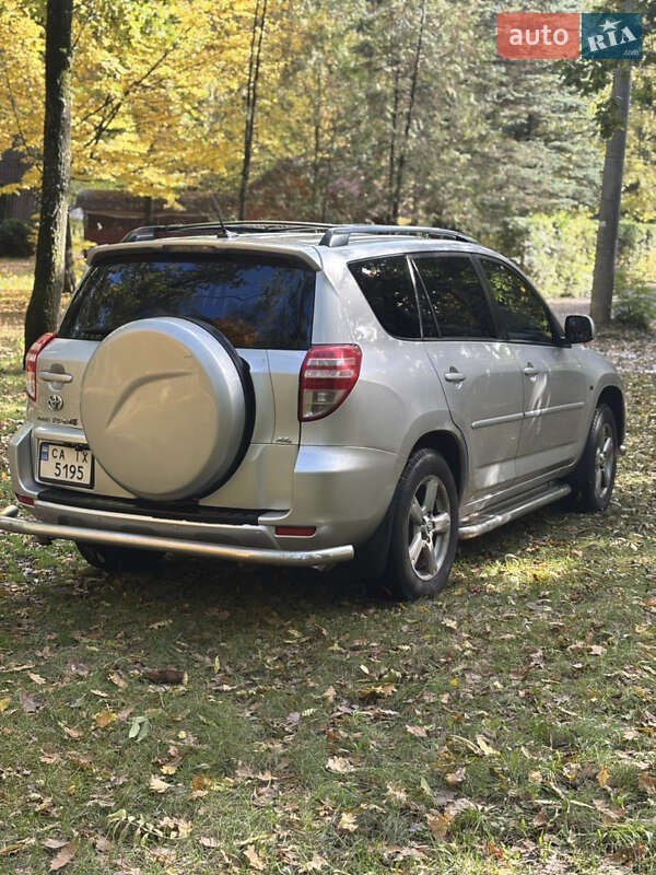 Позашляховик / Кросовер Toyota RAV4 2011 в Умані