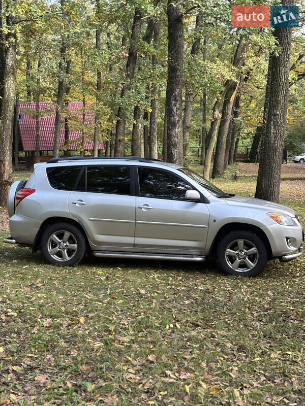 Позашляховик / Кросовер Toyota RAV4 2011 в Умані