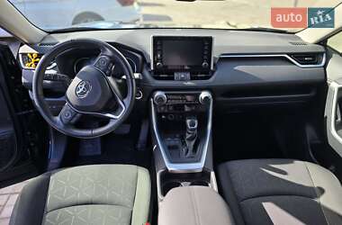 Внедорожник / Кроссовер Toyota RAV4 2021 в 