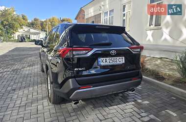 Внедорожник / Кроссовер Toyota RAV4 2021 в 
