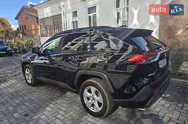 Внедорожник / Кроссовер Toyota RAV4 2021 в 