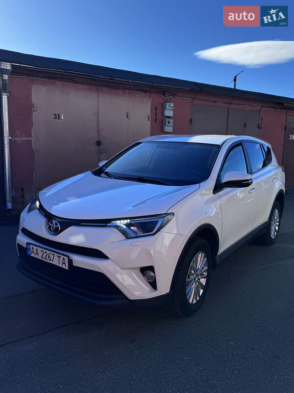 Внедорожник / Кроссовер Toyota RAV4 2017 в 