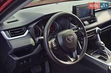 Внедорожник / Кроссовер Toyota RAV4 2021 в 