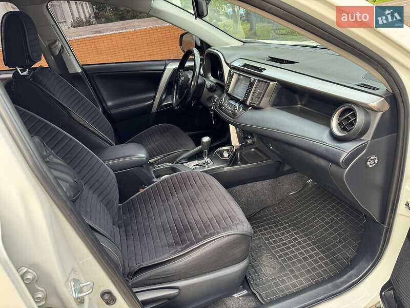 Внедорожник / Кроссовер Toyota RAV4 2017 в Черноморске
