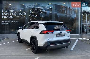 Внедорожник / Кроссовер Toyota RAV4 2019 в 