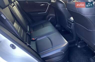 Внедорожник / Кроссовер Toyota RAV4 2019 в 