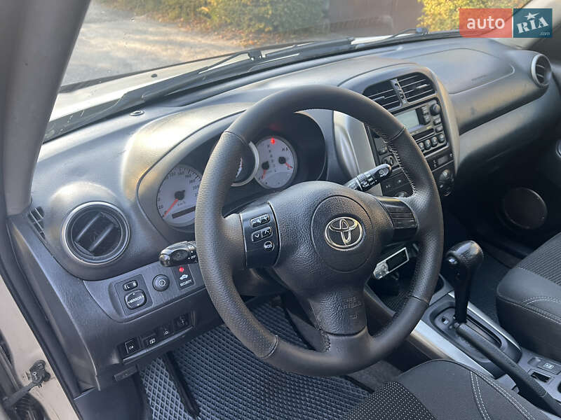 Внедорожник / Кроссовер Toyota RAV4 2005 в Днепре