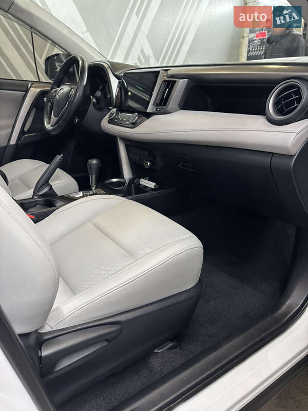 Внедорожник / Кроссовер Toyota RAV4 2016 в Харькове