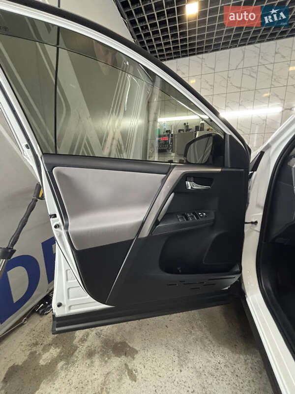 Внедорожник / Кроссовер Toyota RAV4 2016 в Харькове