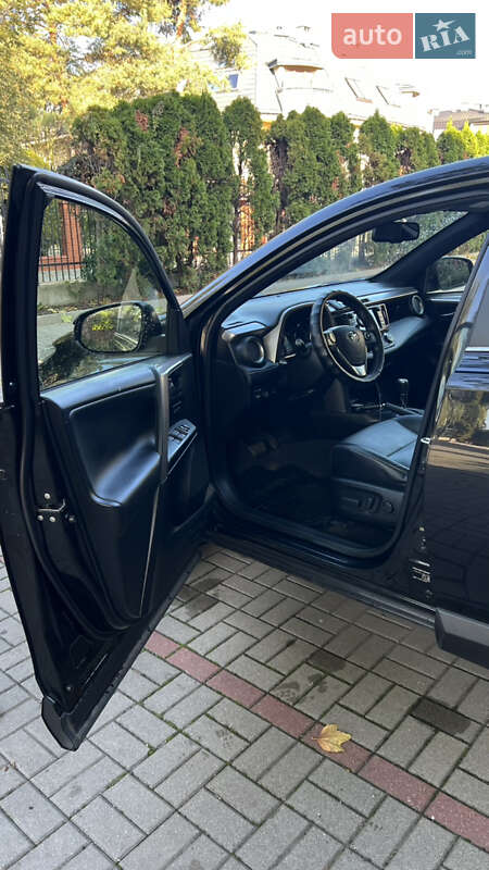 Внедорожник / Кроссовер Toyota RAV4 2017 в Хмельницком