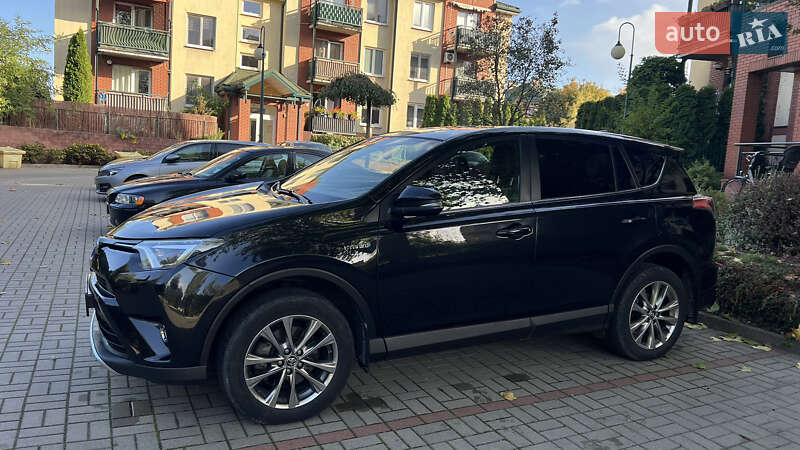 Внедорожник / Кроссовер Toyota RAV4 2017 в Хмельницком