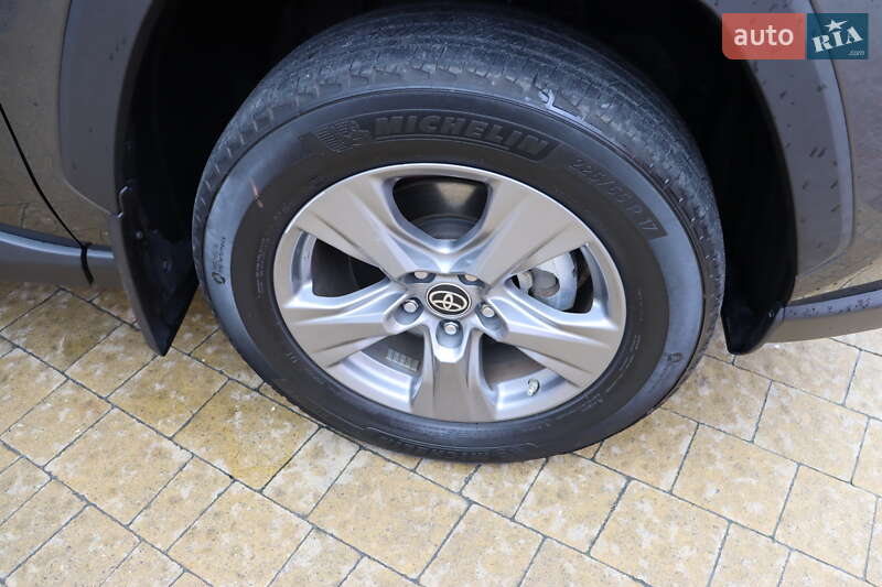 Внедорожник / Кроссовер Toyota RAV4 2023 в Львове