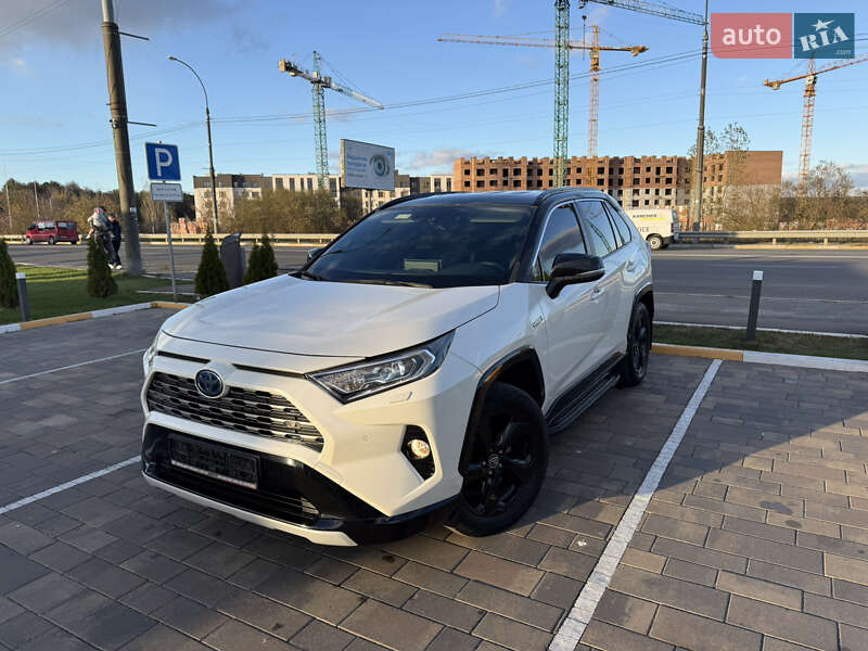 Внедорожник / Кроссовер Toyota RAV4 2018 в 
