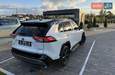 Внедорожник / Кроссовер Toyota RAV4 2018 в 