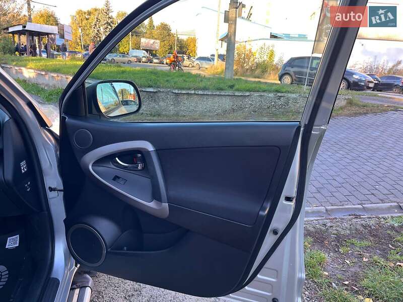 Внедорожник / Кроссовер Toyota RAV4 2006 в Черновцах